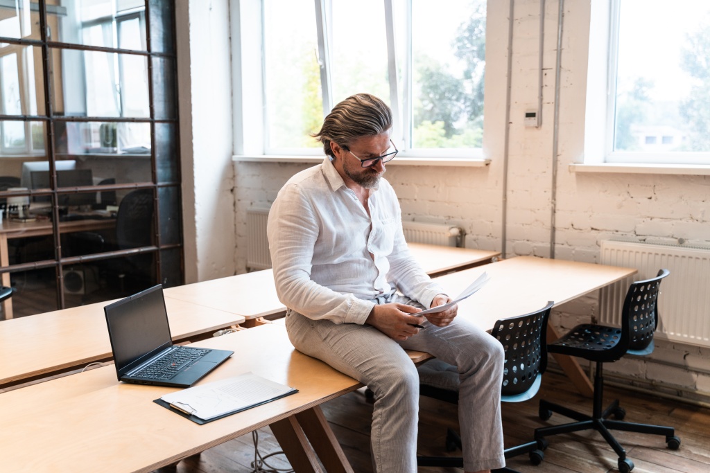 senior-business-man-sitting-in-his-office-2021-09-04-07-20-54-utc (1).jpg справки