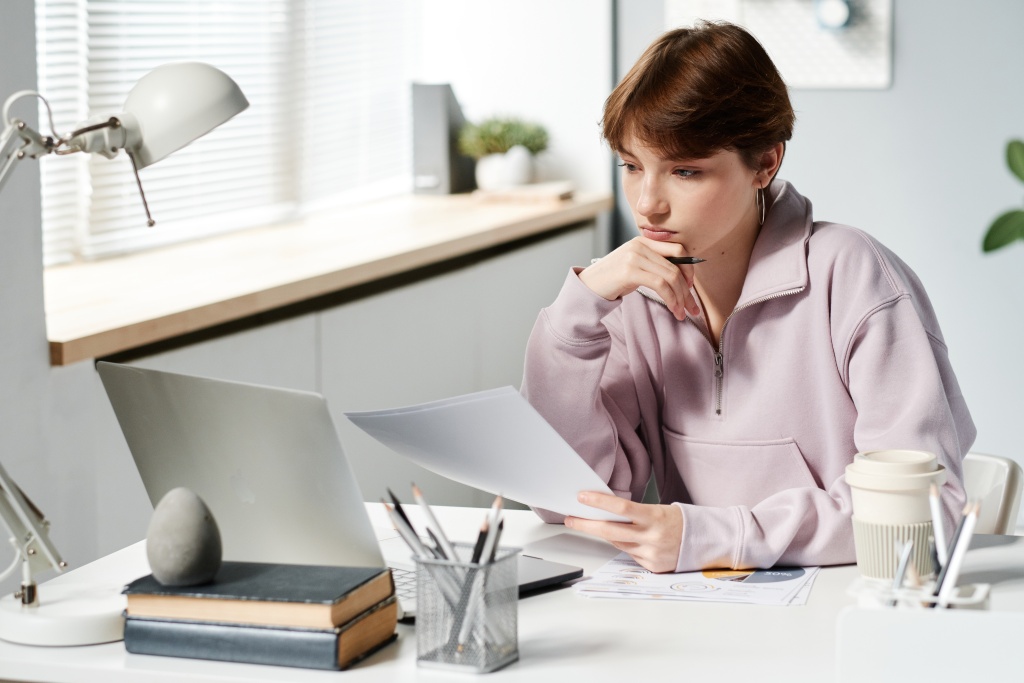 girl-in-hoodie-analyzing-budget-2023-11-27-05-26-45-utc.jpg девушка за ноутбуком