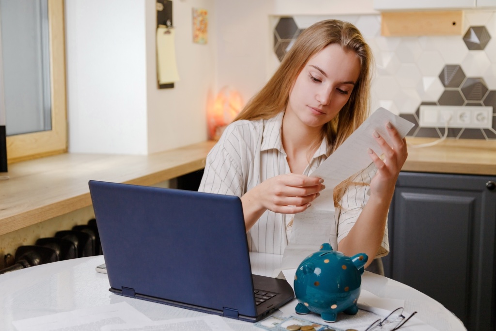 woman-checks-sales-receipt-after-shopping-returni-2023-11-27-04-59-09-utc.jpg женщина смотрит чек
