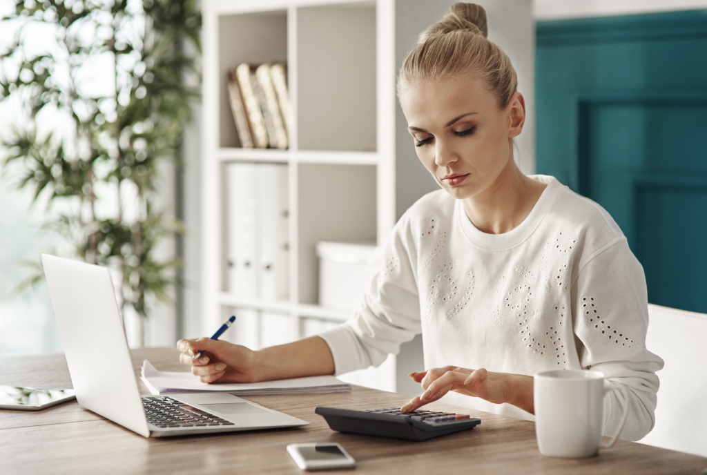 concentrated-woman-budgeting-at-office-2023-11-27-05-32-22-utc.jpg женщина ведет расчеты