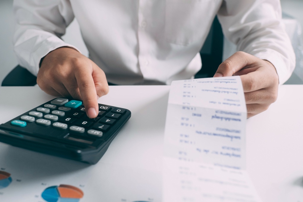 accountant-calculate-the-budget-2023-11-27-04-54-10-utc.jpg мужчина считает на калькуляторе